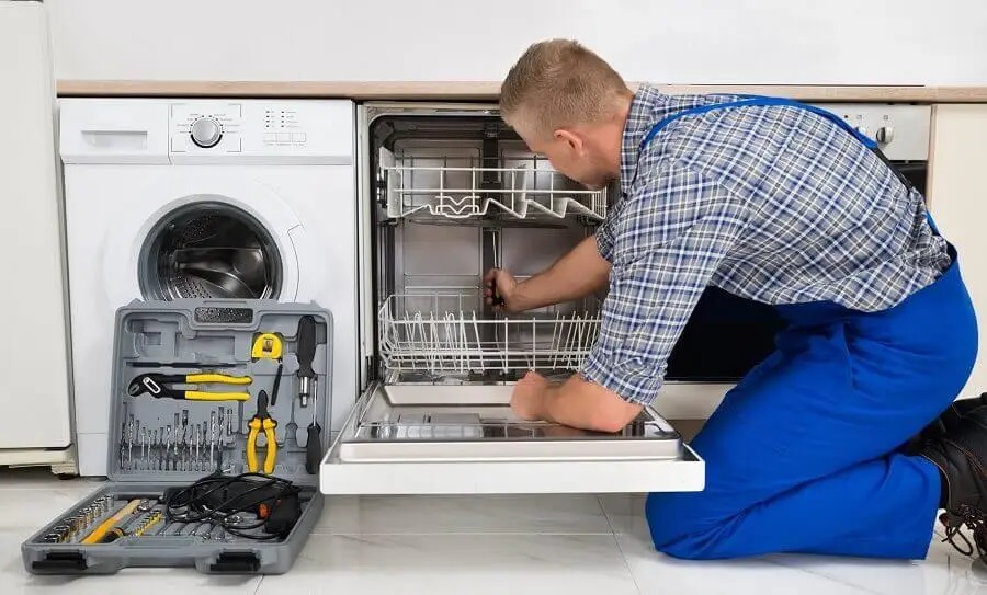 Pursaklar Gaggenau servisi teknisyen ekibi beyaz eşya tamiri yaparken